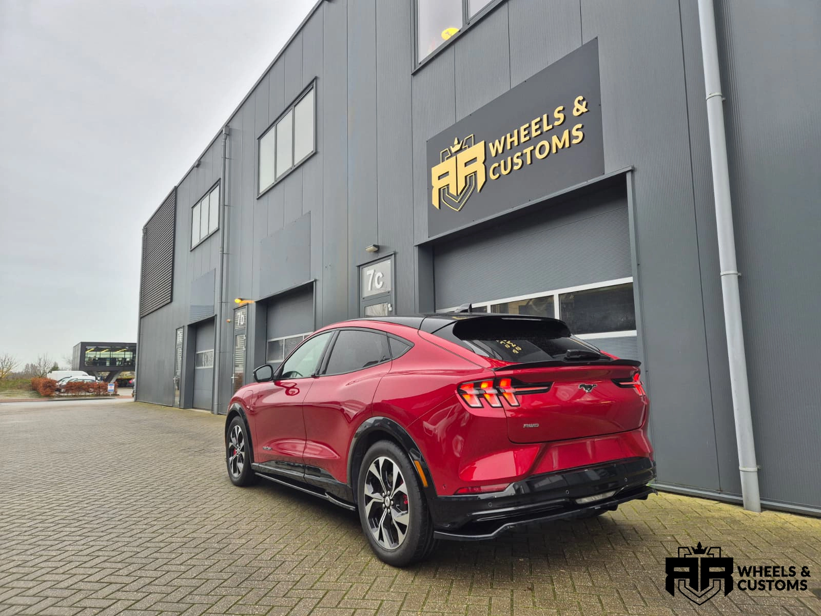 Ford Mustang Mach-E voorzien van Maxton Design onderdelen