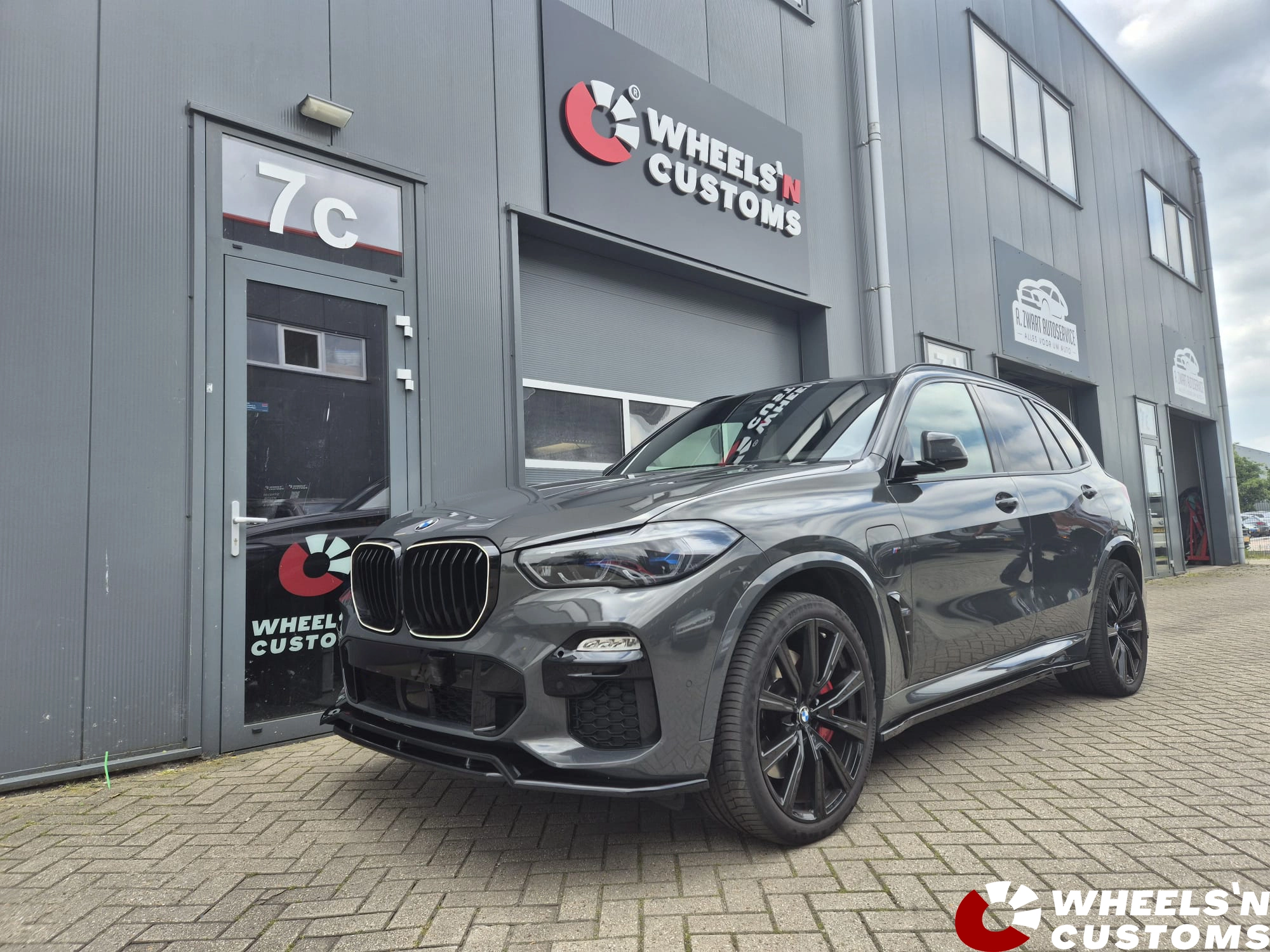 BMW X5 voorzien van Maxton Design onderdelen