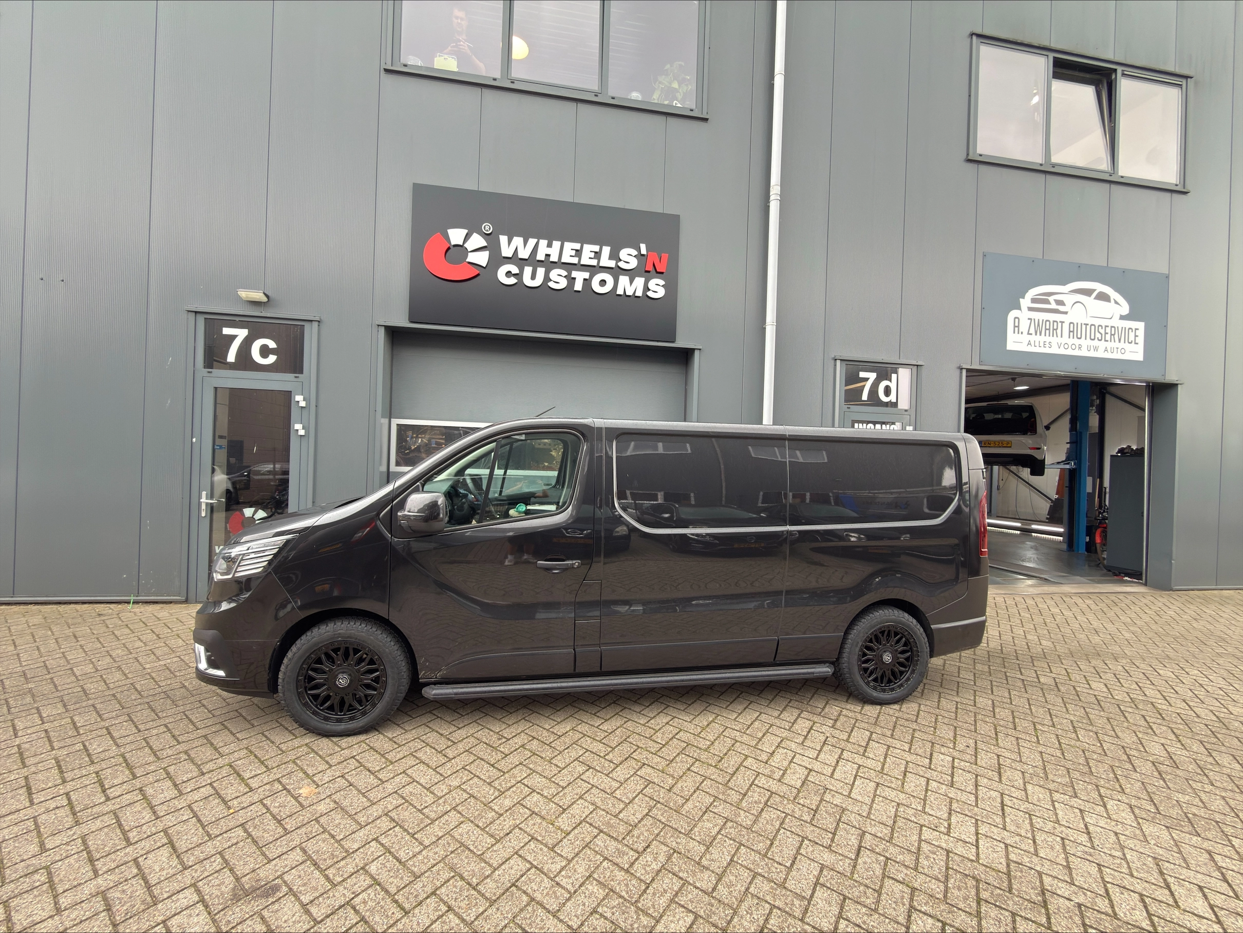 Renault Trafic voorzien van AXE EX39 5x114.3 17 inch 8J ET 40 SATIN BLACK